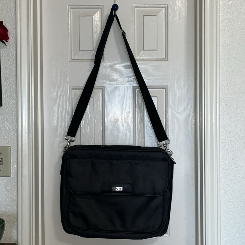 TARGUS LAPTOP BAG BLACK - EXCELLENT CONDITION - 16" x 13" NYLON CANVAS PADDED...